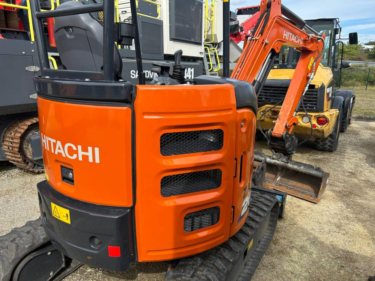 HITACHI ZX26U-6 - حفار زحاف: صورة 3 HITACHI ZX26U-6 - حفار زحاف: صورة 3