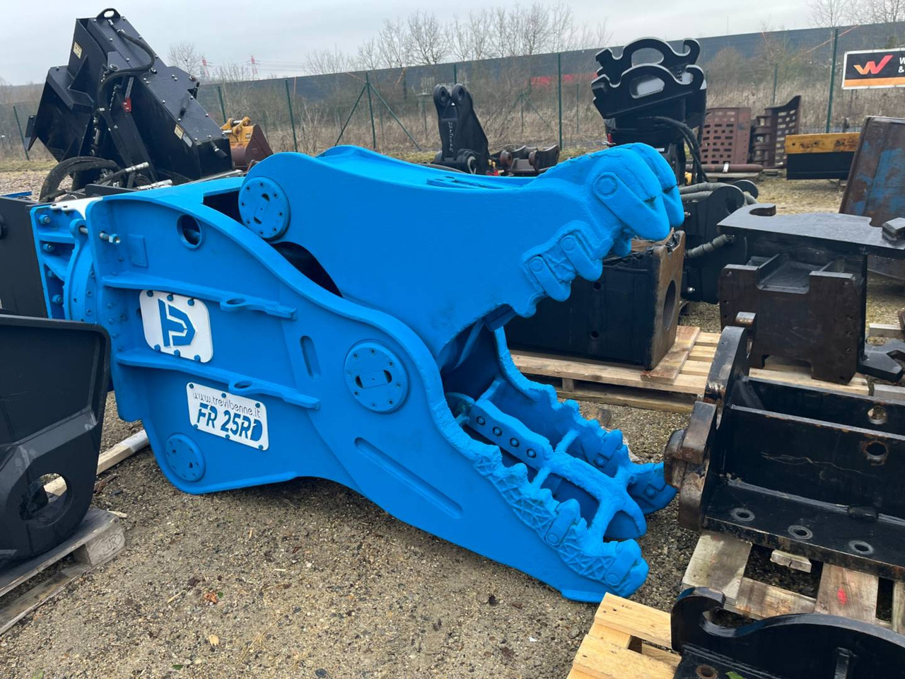TREVI FR25RD/TREVIBENNE/BROYEUR/ CRUSHER - مقص الهدم - آلات البناء: صورة 1 TREVI FR25RD/TREVIBENNE/BROYEUR/ CRUSHER - مقص الهدم - آلات البناء: صورة 1