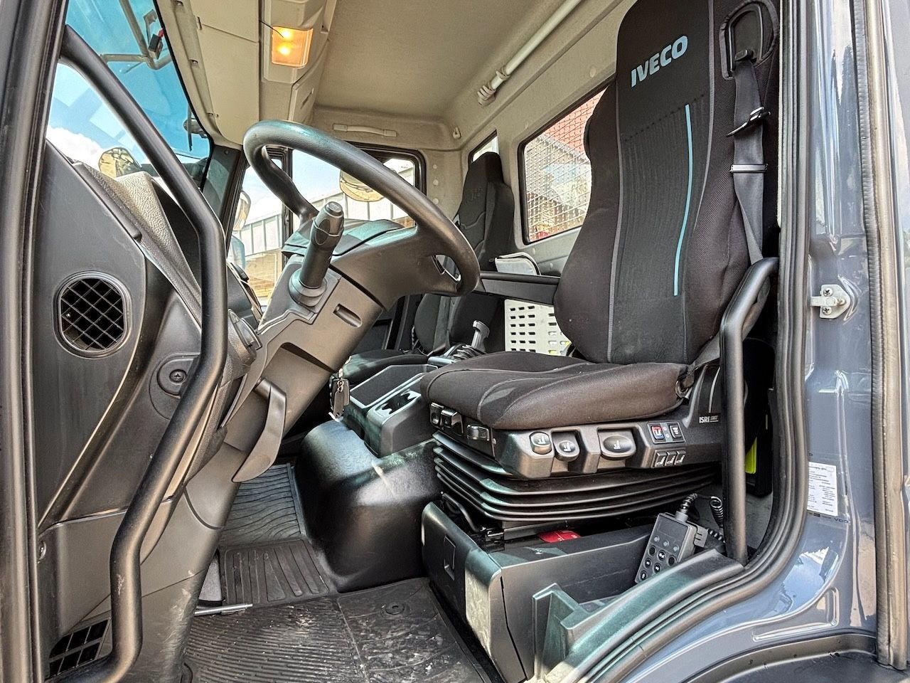 Iveco ML140E25 offene Pritsche, AHK - شاحنات مسطحة: صورة 4 Iveco ML140E25 offene Pritsche, AHK - شاحنات مسطحة: صورة 4