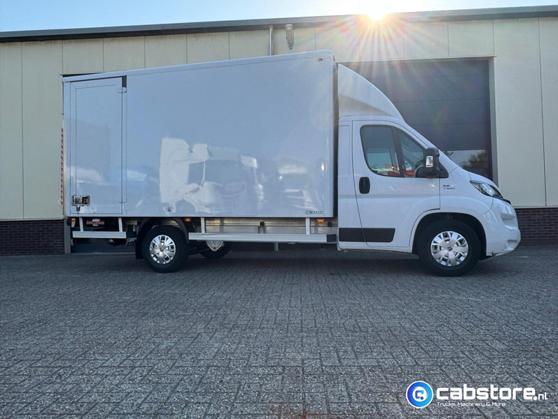 Fiat Ducato 2.3 Multijet 160 Pk Euro 6 - Bouwjaar 2021 - Handgeschakeld 6 speed - Airco - 3 zitplaatsen - Laadklep - شاحنة مقفلة: صورة 5 Fiat Ducato 2.3 Multijet 160 Pk Euro 6 - Bouwjaar 2021 - Handgeschakeld 6 speed - Airco - 3 zitplaatsen - Laadklep - شاحنة مقفلة: صورة 5