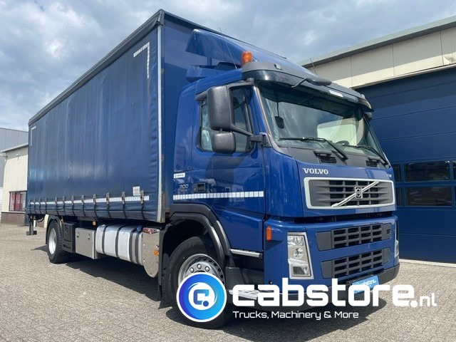 Volvo FM9 4X2R FAL9.0 RAD-A4 Volvo FM300 4x2 Euro 5 bakwagen - Schuifzeilen - Laadklep 2000 kg - Bouwjaar 2008 - Kooi-Aap heftruck - شاحنة مغلقة الصندوق: صورة 1 Volvo FM9 4X2R FAL9.0 RAD-A4 Volvo FM300 4x2 Euro 5 bakwagen - Schuifzeilen - Laadklep 2000 kg - Bouwjaar 2008 - Kooi-Aap heftruck - شاحنة مغلقة الصندوق: صورة 1