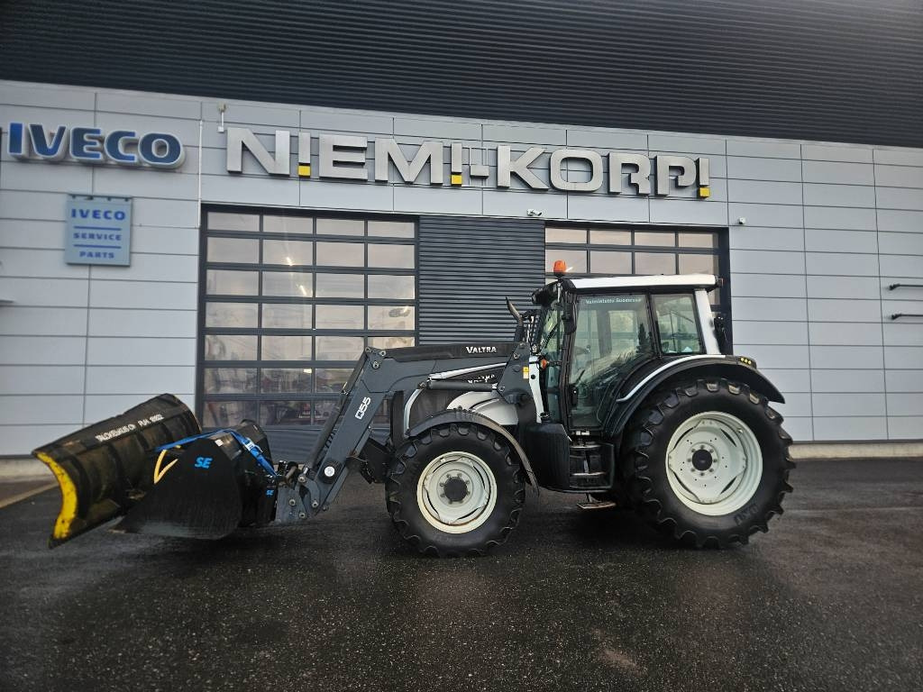Valtra N121 HT ,53kmh, trukkipiikit, kauha, aura  - جرار: صورة 1 Valtra N121 HT ,53kmh, trukkipiikit, kauha, aura  - جرار: صورة 1
