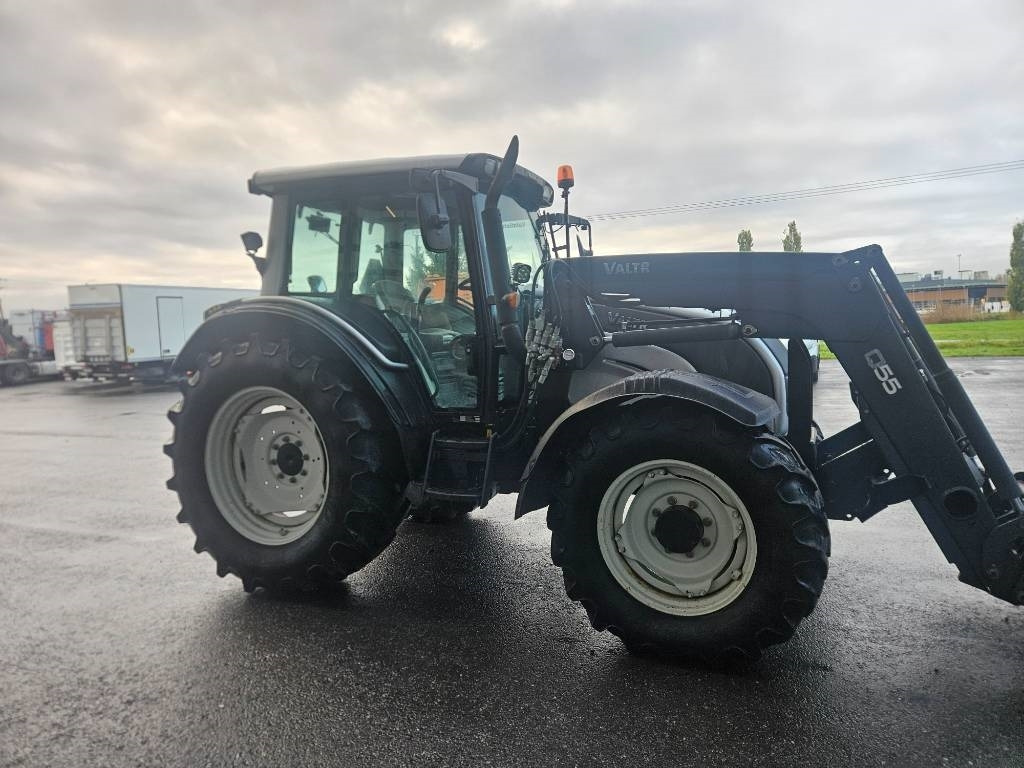 Valtra N121 HT ,53kmh, trukkipiikit, kauha, aura  - جرار: صورة 4 Valtra N121 HT ,53kmh, trukkipiikit, kauha, aura  - جرار: صورة 4