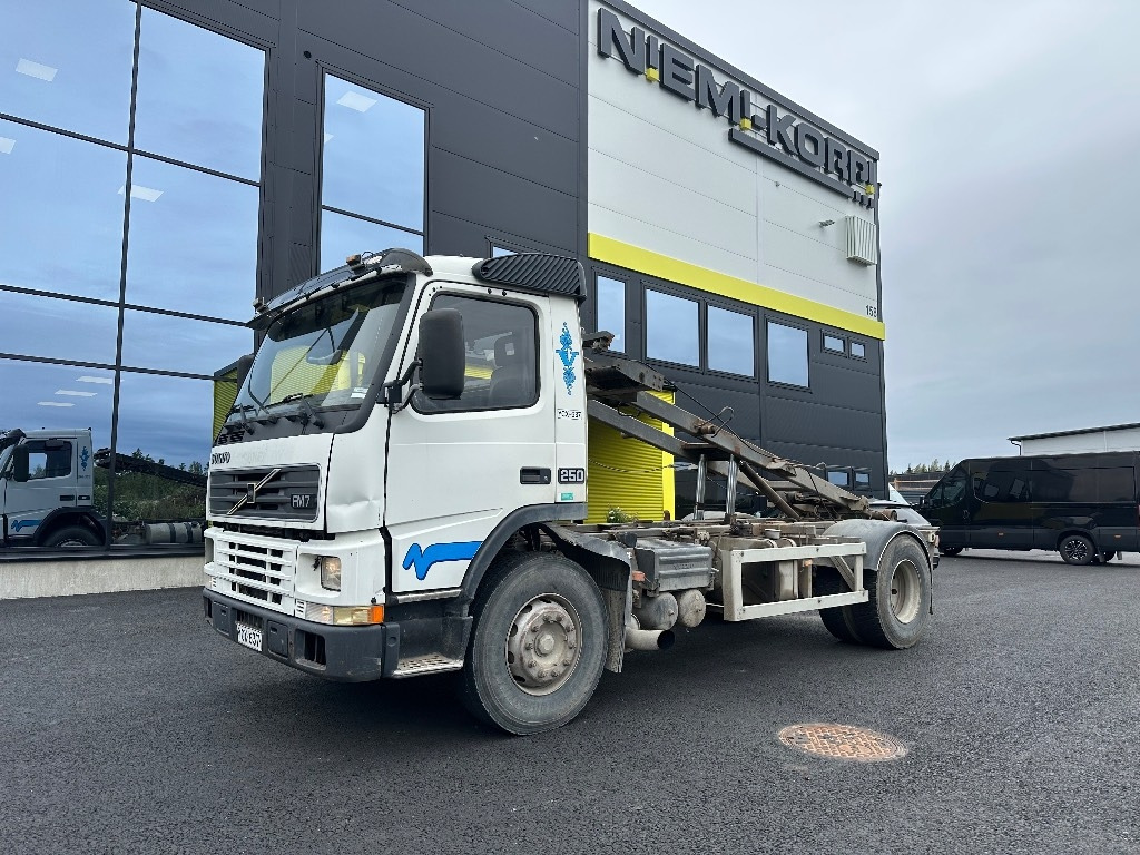 Volvo FM7 4x2 vaijerilaitteilla - شاحنة نقل المخلفات: صورة 1 Volvo FM7 4x2 vaijerilaitteilla - شاحنة نقل المخلفات: صورة 1