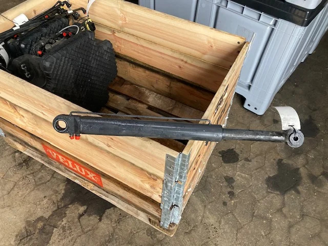 Scania Cab tilt cylinder – Scania 2567559 - الكابينة والداخلية - شاحنة: صورة 1 Scania Cab tilt cylinder – Scania 2567559 - الكابينة والداخلية - شاحنة: صورة 1