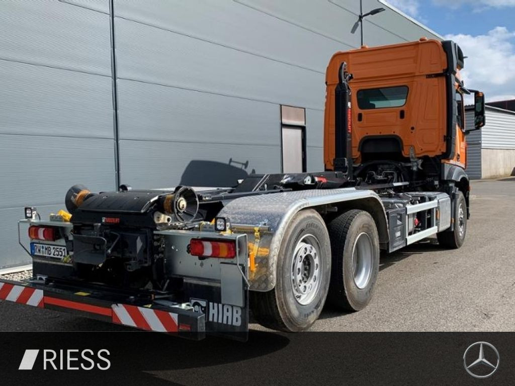 Mercedes-Benz 2551 L Abrollkipper mit HAD, gelenkter liftbarer - شاحنة: صورة 3 Mercedes-Benz 2551 L Abrollkipper mit HAD, gelenkter liftbarer - شاحنة: صورة 3