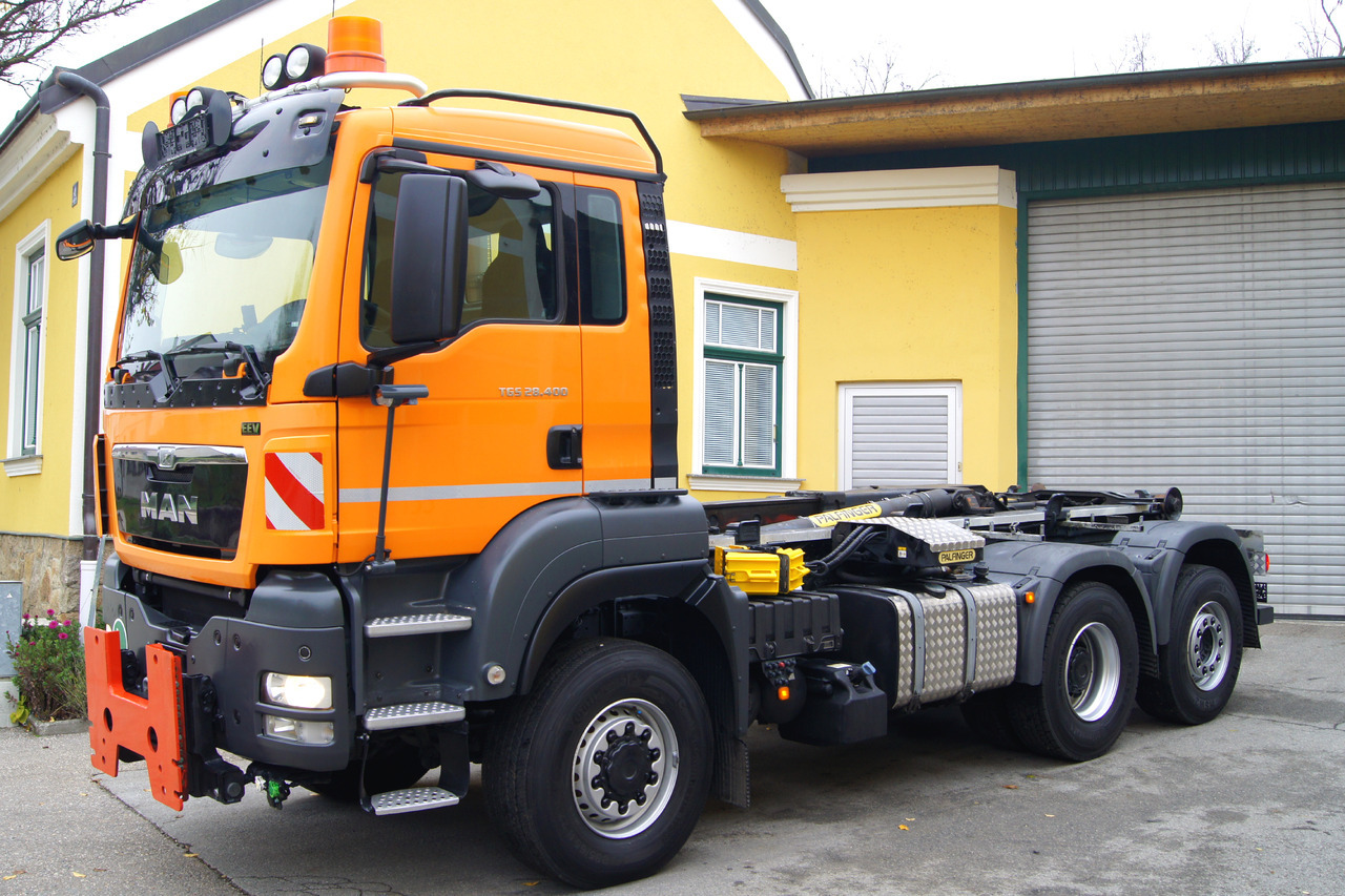 MAN TGS 28.400 BL 6x4-4/TÜV/PALIFT/Winterdienst/Salzstreuer/Streuer/Schneepflug - شاحنة ذات خطاف: صورة 2 MAN TGS 28.400 BL 6x4-4/TÜV/PALIFT/Winterdienst/Salzstreuer/Streuer/Schneepflug - شاحنة ذات خطاف: صورة 2
