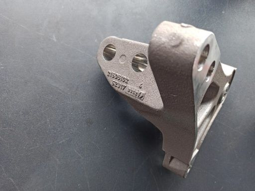 VOLVO ENGINE BRACKET - 21505102 - كرسي مكينة - شاحنة: صورة 1 VOLVO ENGINE BRACKET - 21505102 - كرسي مكينة - شاحنة: صورة 1