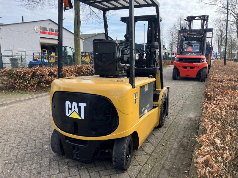 Caterpillar EP30K - رافعة شوكية كهربائية: صورة 5 Caterpillar EP30K - رافعة شوكية كهربائية: صورة 5