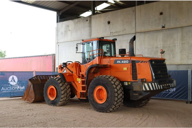 Doosan DL420 - اللودر بعجل: صورة 4 Doosan DL420 - اللودر بعجل: صورة 4