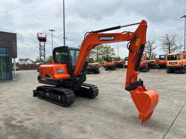 Doosan DX55-9C - حفار زحاف: صورة 3 Doosan DX55-9C - حفار زحاف: صورة 3