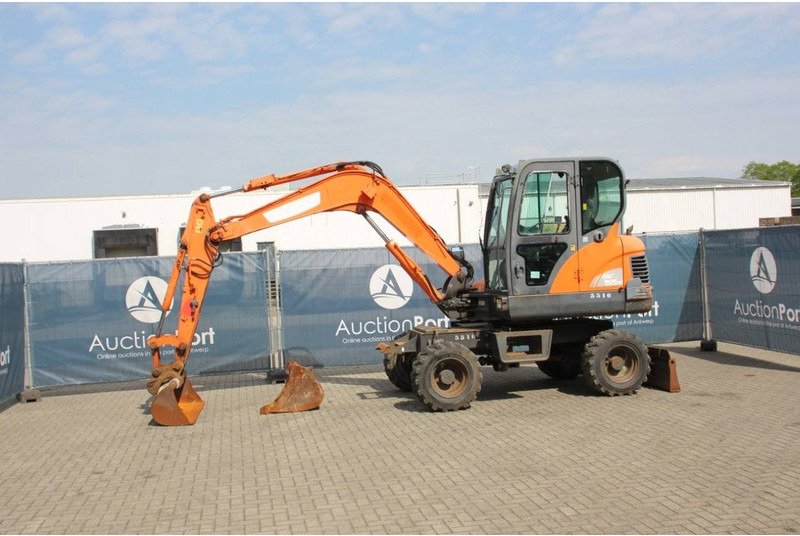 Doosan DX55W - حفارة دولاب: صورة 1 Doosan DX55W - حفارة دولاب: صورة 1