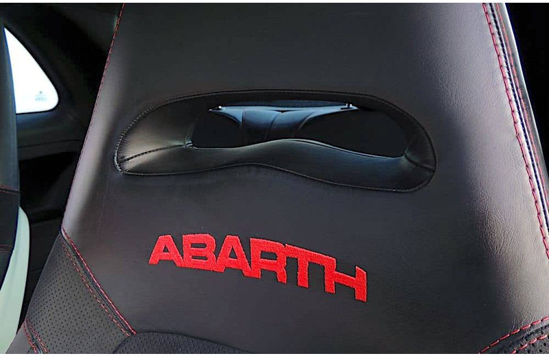Fiat 500 Abarth Tributo Ferrari (limited 142/200) - سيدان: صورة 5 Fiat 500 Abarth Tributo Ferrari (limited 142/200) - سيدان: صورة 5