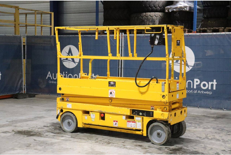 Haulotte Compact 8 - رافعة هيدروليكية مقصية: صورة 3 Haulotte Compact 8 - رافعة هيدروليكية مقصية: صورة 3