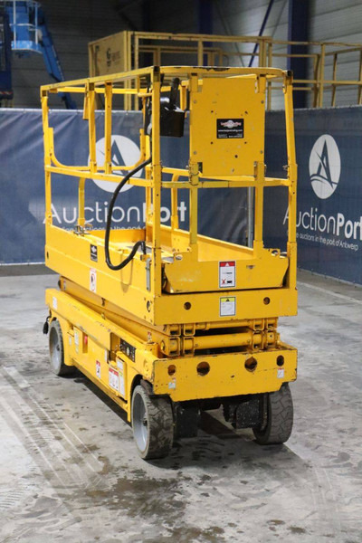 Haulotte Compact 8 - رافعة هيدروليكية مقصية: صورة 4 Haulotte Compact 8 - رافعة هيدروليكية مقصية: صورة 4