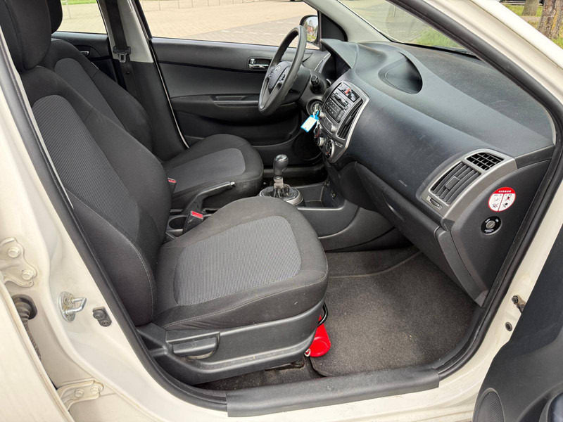 سيدان Hyundai i20 1.1 CRDI: صورة 16