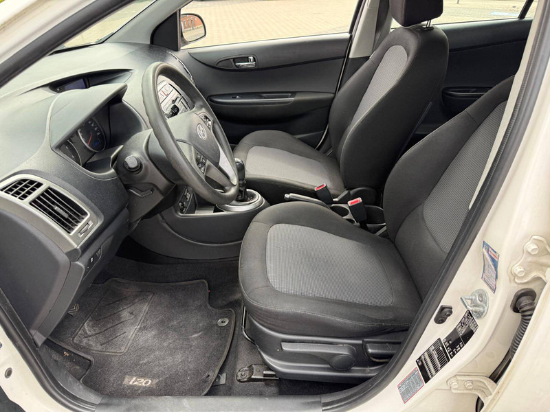سيدان Hyundai i20 1.1 CRDI: صورة 8