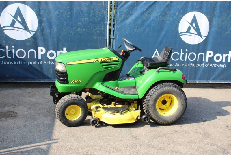 John Deere M700 - جزازة أعشاب الحدائق: صورة 1 John Deere M700 - جزازة أعشاب الحدائق: صورة 1