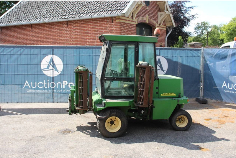 John Deere - جزازة أعشاب الحدائق: صورة 1 John Deere - جزازة أعشاب الحدائق: صورة 1