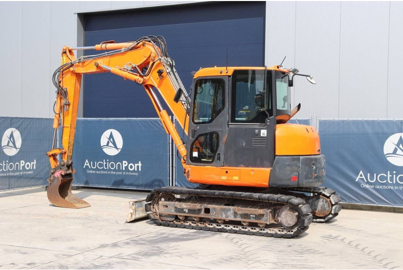 Komatsu PC80MR-3 - حفار زحاف: صورة 3 Komatsu PC80MR-3 - حفار زحاف: صورة 3