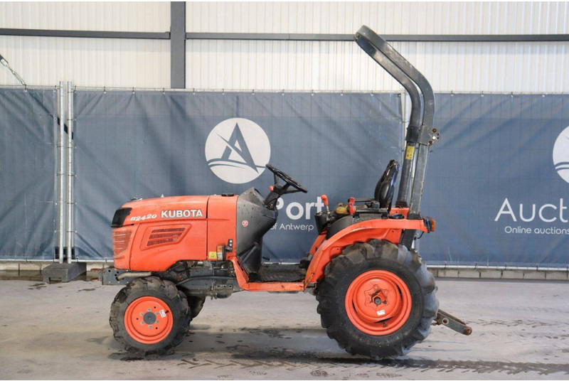 Kubota B2420 - جرار: صورة 2 Kubota B2420 - جرار: صورة 2