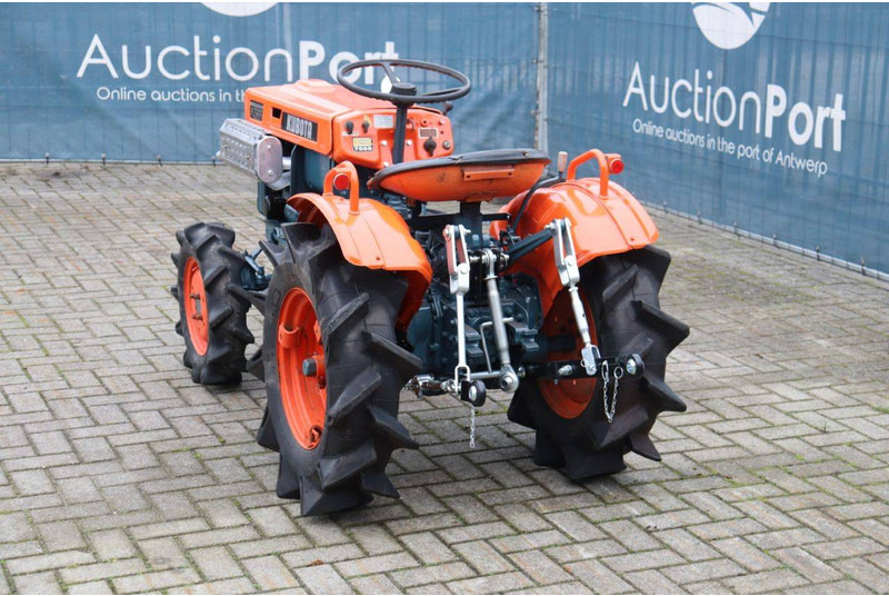 Kubota B7000 - جرار: صورة 4 Kubota B7000 - جرار: صورة 4