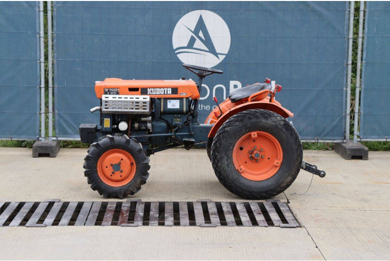 Kubota B7000 - جرار: صورة 2 Kubota B7000 - جرار: صورة 2