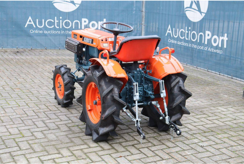 Kubota B7000 - جرار: صورة 4 Kubota B7000 - جرار: صورة 4