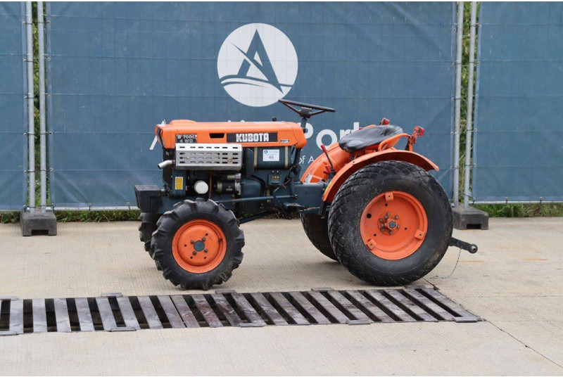 Kubota B7000 - جرار: صورة 1 Kubota B7000 - جرار: صورة 1