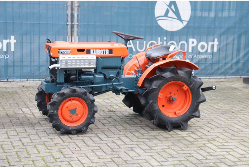 Kubota B7000 - جرار: صورة 1 Kubota B7000 - جرار: صورة 1