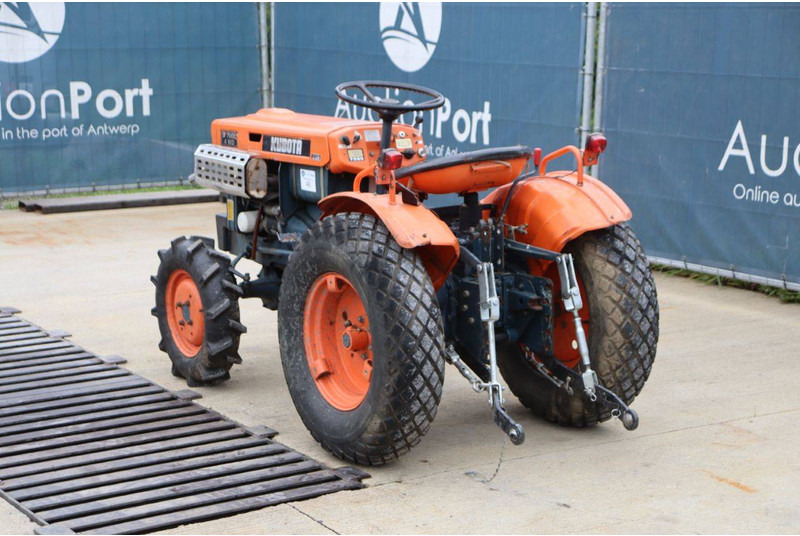 Kubota B7000 - جرار: صورة 4 Kubota B7000 - جرار: صورة 4