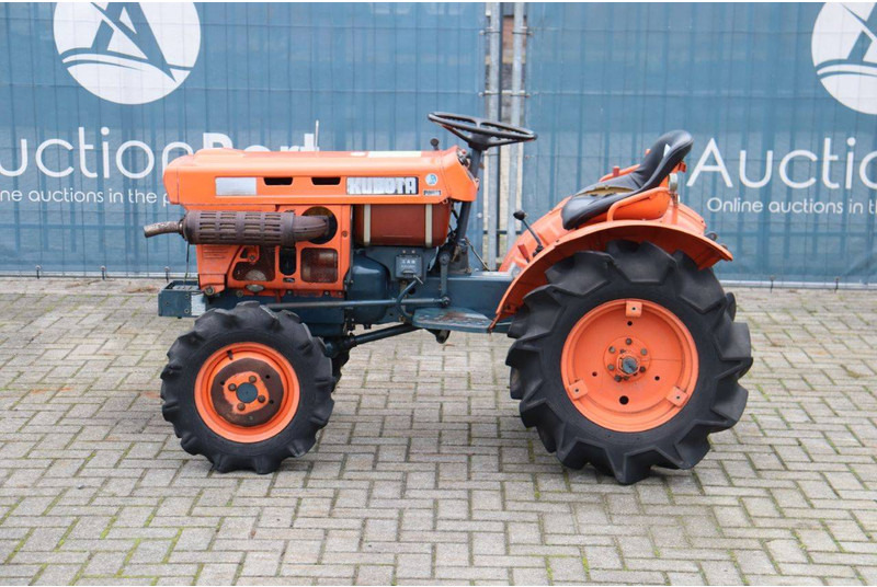 Kubota B7001 - جرار: صورة 2 Kubota B7001 - جرار: صورة 2