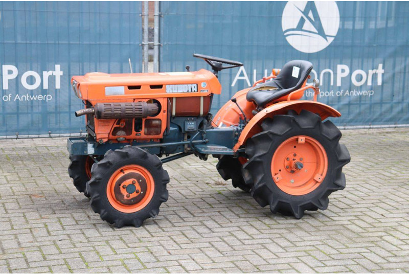 Kubota B7001 - جرار: صورة 1 Kubota B7001 - جرار: صورة 1