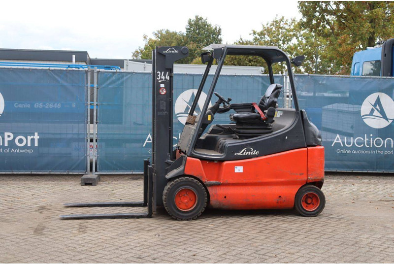 Linde E30/03 - رافعة شوكية كهربائية: صورة 1 Linde E30/03 - رافعة شوكية كهربائية: صورة 1