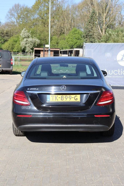 Mercedes-Benz E-Klasse 200 D - سيدان: صورة 4 Mercedes-Benz E-Klasse 200 D - سيدان: صورة 4