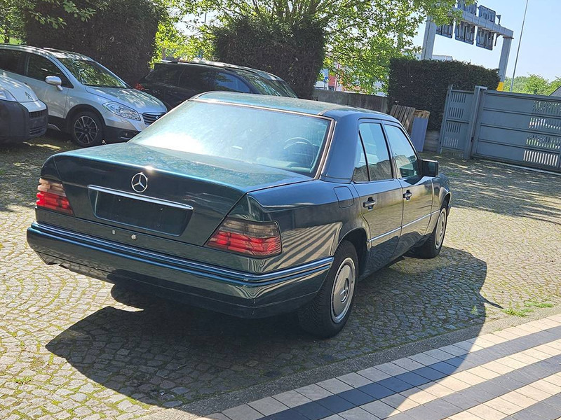 Mercedes-Benz E-Klasse 200D Automatic - سيارة: صورة 3 Mercedes-Benz E-Klasse 200D Automatic - سيارة: صورة 3