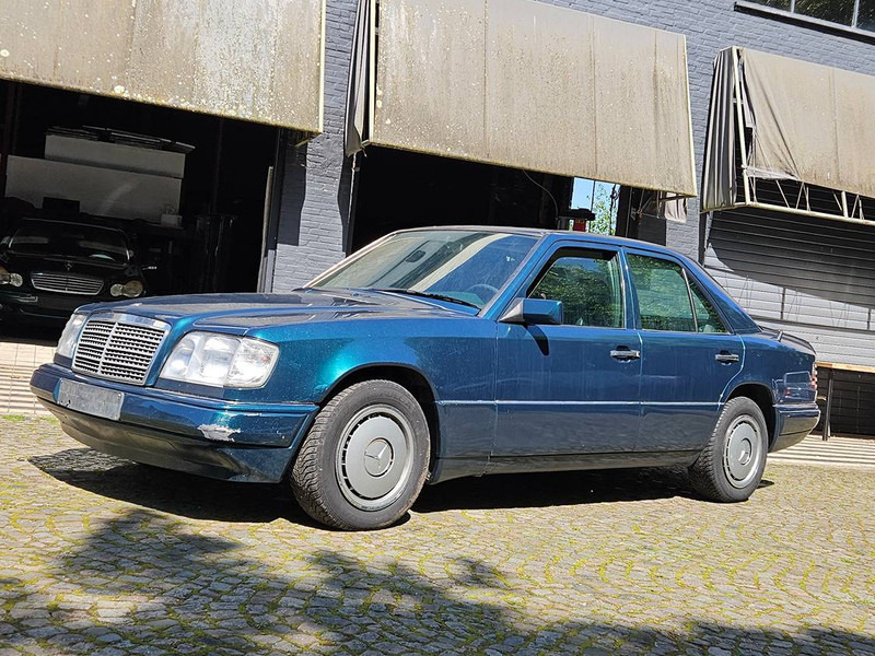 Mercedes-Benz E-Klasse 200D Automatic - سيارة: صورة 2 Mercedes-Benz E-Klasse 200D Automatic - سيارة: صورة 2