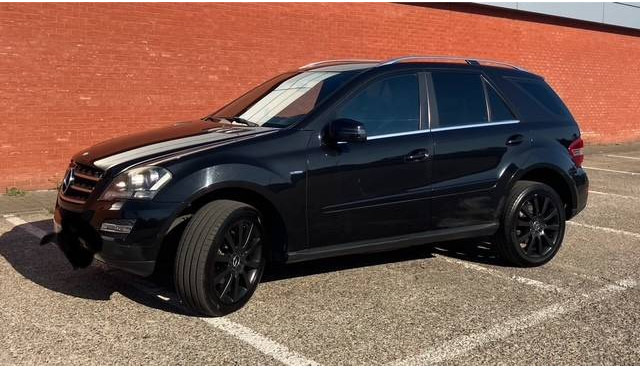 Mercedes-Benz M-Klasse ML 350 CDI BLUETEС - سيدان: صورة 1 Mercedes-Benz M-Klasse ML 350 CDI BLUETEС - سيدان: صورة 1