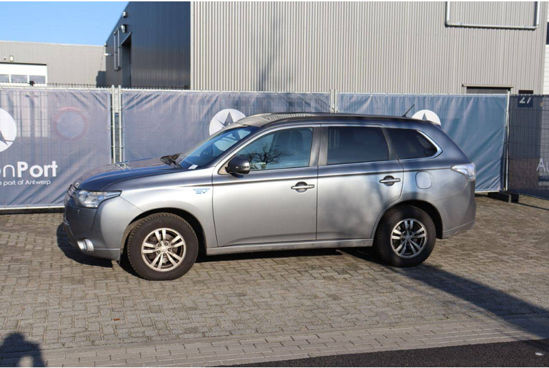 Mitsubishi Outlander PHEV - سيارة دفع رباعي: صورة 1 Mitsubishi Outlander PHEV - سيارة دفع رباعي: صورة 1