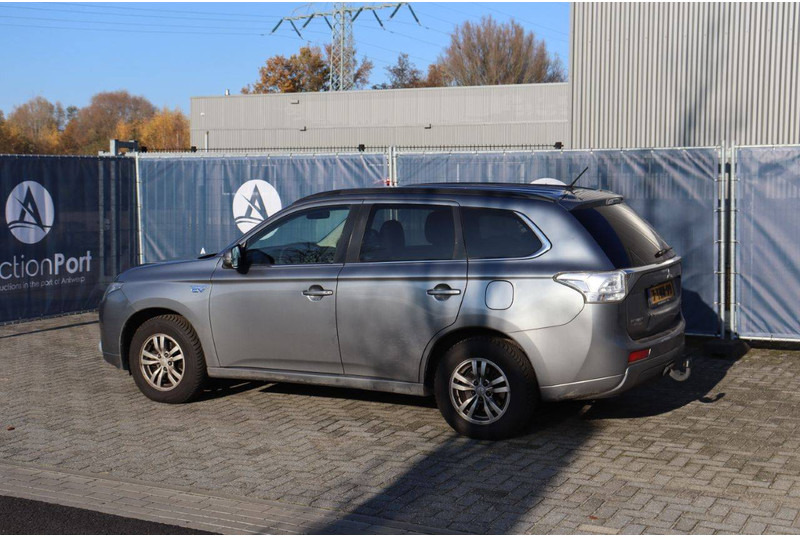 Mitsubishi Outlander PHEV - سيارة دفع رباعي: صورة 4 Mitsubishi Outlander PHEV - سيارة دفع رباعي: صورة 4