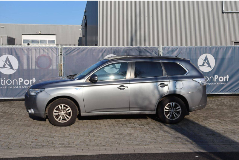 Mitsubishi Outlander PHEV - سيارة دفع رباعي: صورة 2 Mitsubishi Outlander PHEV - سيارة دفع رباعي: صورة 2