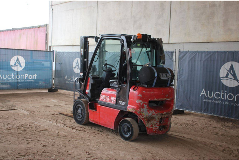 Nissan 25 - رافعة شوكية تعمل بالغاز: صورة 3 Nissan 25 - رافعة شوكية تعمل بالغاز: صورة 3