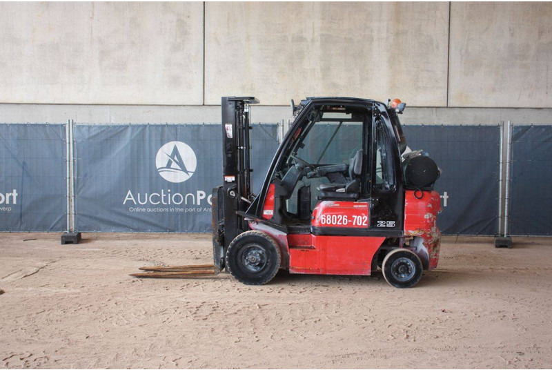 Nissan 25 - رافعة شوكية تعمل بالغاز: صورة 2 Nissan 25 - رافعة شوكية تعمل بالغاز: صورة 2