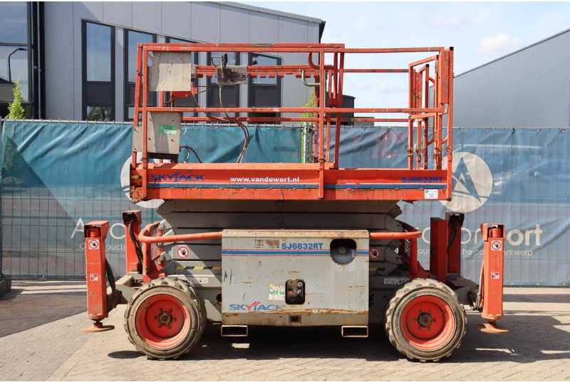 Skyjack SJ6832RT - رافعة هيدروليكية مقصية: صورة 2 Skyjack SJ6832RT - رافعة هيدروليكية مقصية: صورة 2