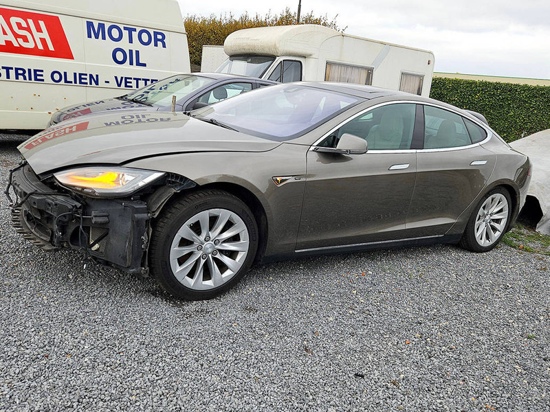 Tesla Model S _ 85 D - سيدان: صورة 2 Tesla Model S _ 85 D - سيدان: صورة 2