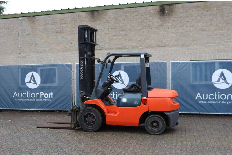 Toyota 02-7FD30 - رافعة شوكية ديزل: صورة 3 Toyota 02-7FD30 - رافعة شوكية ديزل: صورة 3