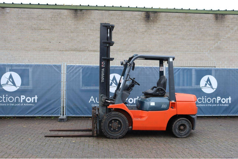 Toyota 02-7FD30 - رافعة شوكية ديزل: صورة 1 Toyota 02-7FD30 - رافعة شوكية ديزل: صورة 1