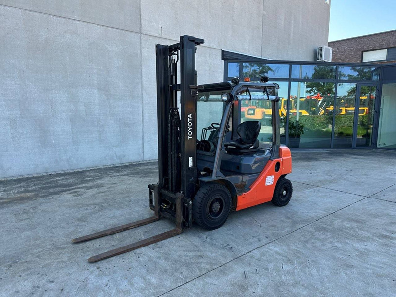 Toyota 02-8FDF20 - رافعة شوكية ديزل: صورة 1 Toyota 02-8FDF20 - رافعة شوكية ديزل: صورة 1