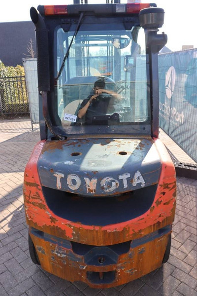 Toyota 02-8FDF30 - رافعة شوكية ديزل: صورة 4 Toyota 02-8FDF30 - رافعة شوكية ديزل: صورة 4