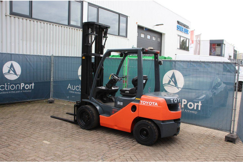 Toyota 02-8FDF30 - رافعة شوكية ديزل: صورة 3 Toyota 02-8FDF30 - رافعة شوكية ديزل: صورة 3